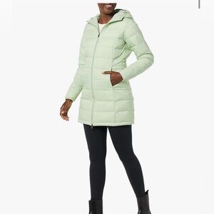 Amazon Essentials womens Lightweight Water-Resistant Packable Puffer Coat w/hood